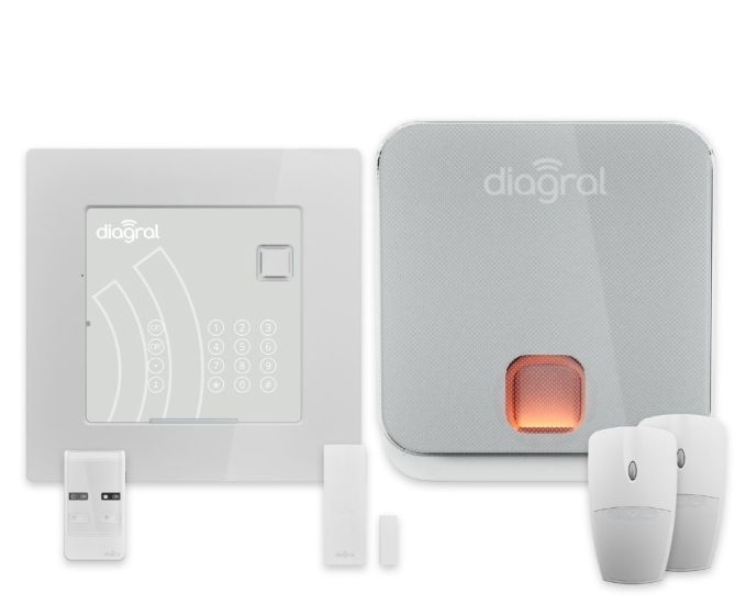 Pack alarme DIAG41ASF, centrale connectée IP/4G, détecteurs, sirène extérieure et télécommande, idéal pour maison